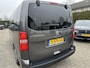 Peugeot e-Traveller 75 kWh Business Allure VIP Long | 100 % Elektrisch | Automaat | Lengte 3 | Vol Opties ! | Lederen Bekleding | Panoramadak | 8-Zitplaatsen | Stoelverwarming | 2x Elektrische Zijschuifdeur | Achterklep | Climate Control | Navigatie | Lichtmetalen Velgen | Slechts 27.400 Km ! |