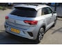 Volkswagen T-Roc 1.5 TSI R-Line Panoramadak/ IQ.Light/Stoelverwarming/Achteruitrijcamera/Apple carplay/Adaptieve cruise control/Lane assist/Elektrische achterklep/Keyless entry/Verkeersbord herkenning/Draadloze telefoonlader