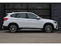 BMW X1 sDrive20i Executive Edition | NAP! | DEALER.OND | PANO | HUD | TREKHAAK | STOELVERWARMING |