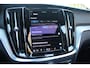 Volvo V60 T6 Plug-in hybrid AWD Plus Dark | Semi-Elektrische Trekhaak | Verwarmbare voorstoelen en achterbank | Premium audio by Harman Kardon | Adaptive Cruise & Pilot Assist | Verwarmbare voorruit en stuurwiel | 360 graden Camera |