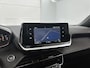 Peugeot e-2008 SUV EV Allure 50 kWh 136pk | Accu SOH 98,6% | Lage kilometerstand! | Navigatie | Achteruitrijcamera | Stoelverwarming | Climate Control | Cruise Control | Parkeersensoren | Keyless | Armsteun | Bluetooth | Apple CarPlay / Android Auto | DAB+ radio | Donker getint glas | 17" lichtmetalen velgen |