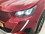 Peugeot e-2008 SUV EV Allure 50 kWh 136pk | Accu SOH 98,6% | Lage kilometerstand! | Navigatie | Achteruitrijcamera | Stoelverwarming | Climate Control | Cruise Control | Parkeersensoren | Keyless | Armsteun | Bluetooth | Apple CarPlay / Android Auto | DAB+ radio | Donker getint glas | 17" lichtmetalen velgen |