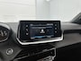 Peugeot e-2008 SUV EV Allure 50 kWh 136pk | Accu SOH 98,6% | Lage kilometerstand! | Navigatie | Achteruitrijcamera | Stoelverwarming | Climate Control | Cruise Control | Parkeersensoren | Keyless | Armsteun | Bluetooth | Apple CarPlay / Android Auto | DAB+ radio | Donker getint glas | 17" lichtmetalen velgen |