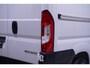 Opel Movano 2.2D 140 pk L2H2 Black&White Edition Navi Camera, 18" LMV, Treeplanken, Airco ECC, Nieuw, 3-Zits