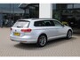 Volkswagen Passat Variant 1.4 TSI Comfortline Business 125PK / 92kW DSG, Dealer onderhouden, 18" LMV, privacy glas, LED koplampen, navigatie, parkeersensoren voor en achter (pdc), winterpakket met stoelverwarming, adaptieve cruise control (acc), licht en zicht, lederen multifunctioneel stuurwiel, ErgoComfort bestuurdersstoel met massagefunctie, 3-zone climatronic, draadloos telefoon lader, elektrisch verstel- en verwarmbare buitenspiegels