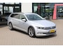 Volkswagen Passat Variant 1.4 TSI Comfortline Business 125PK / 92kW DSG, Dealer onderhouden, 18" LMV, privacy glas, LED koplampen, navigatie, parkeersensoren voor en achter (pdc), winterpakket met stoelverwarming, adaptieve cruise control (acc), licht en zicht, lederen multifunctioneel stuurwiel, ErgoComfort bestuurdersstoel met massagefunctie, 3-zone climatronic, draadloos telefoon lader, elektrisch verstel- en verwarmbare buitenspiegels