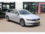 Volkswagen Passat Variant 1.4 TSI Comfortline Business 125PK / 92kW DSG, Dealer onderhouden, 18" LMV, privacy glas, LED koplampen, navigatie, parkeersensoren voor en achter (pdc), winterpakket met stoelverwarming, adaptieve cruise control (acc), licht en zicht, lederen multifunctioneel stuurwiel, ErgoComfort bestuurdersstoel met massagefunctie, 3-zone climatronic, draadloos telefoon lader, elektrisch verstel- en verwarmbare buitenspiegels