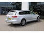 Volkswagen Passat Variant 1.4 TSI Comfortline Business 125PK / 92kW DSG, Dealer onderhouden, 18" LMV, privacy glas, LED koplampen, navigatie, parkeersensoren voor en achter (pdc), winterpakket met stoelverwarming, adaptieve cruise control (acc), licht en zicht, lederen multifunctioneel stuurwiel, ErgoComfort bestuurdersstoel met massagefunctie, 3-zone climatronic, draadloos telefoon lader, elektrisch verstel- en verwarmbare buitenspiegels