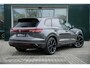 Volkswagen Touareg 3.0 TSi eHybrid 4MOTION R design | Luchtvering | VW-garantie 5jaar / 100.000km | Panoramisch schuifdak | Trekhaak elektrisch | Adaptieve Cruise Control | Leder "Puglia" "R-logo' zwart/ blauwe stikking | 22" Lichtmetalen velgen "Estoril", zwart