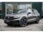 Volkswagen Touareg 3.0 TSi eHybrid 4MOTION R design | Luchtvering | VW-garantie 5jaar / 100.000km | Panoramisch schuifdak | Trekhaak elektrisch | Adaptieve Cruise Control | Leder "Puglia" "R-logo' zwart/ blauwe stikking | 22" Lichtmetalen velgen "Estoril", zwart