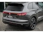Volkswagen Touareg 3.0 TSi eHybrid 4MOTION R design | Luchtvering | VW-garantie 5jaar / 100.000km | Panoramisch schuifdak | Trekhaak elektrisch | Adaptieve Cruise Control | Leder "Puglia" "R-logo' zwart/ blauwe stikking | 22" Lichtmetalen velgen "Estoril", zwart