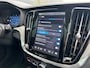 Volvo V60 2.0 T8 Plug-in hybrid AWD Ultra Dark | Lounge Pack | 19" 5-triplespaaks Glossy Black Diamond Cut | Achteruitrij assistent | Achteruitrijcamera | Apple Carplay/Android Auto|telefoonintegratie premium