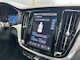 Volvo V60 2.0 T8 Plug-in hybrid AWD Ultra Dark | Lounge Pack | 19" 5-triplespaaks Glossy Black Diamond Cut | Achteruitrij assistent | Achteruitrijcamera | Apple Carplay/Android Auto|telefoonintegratie premium