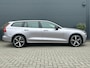 Volvo V60 2.0 T8 Plug-in hybrid AWD Ultra Dark | Lounge Pack | 19" 5-triplespaaks Glossy Black Diamond Cut | Achteruitrij assistent | Achteruitrijcamera | Apple Carplay/Android Auto|telefoonintegratie premium