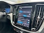 Volvo V60 2.0 T8 Plug-in hybrid AWD Ultra Dark | Lounge Pack | 19" 5-triplespaaks Glossy Black Diamond Cut | Achteruitrij assistent | Achteruitrijcamera | Apple Carplay/Android Auto|telefoonintegratie premium