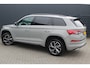 Skoda Kodiaq 1.5 TSI Sportline Business 7p. | Incl. 12 maanden garantie | Pano | Adaptive cruise | Zwarte hemel | Stoel/stuur verwarming | LED | Dodehoek detector | Lane assist | Schakelflippers | Navi | Apple Carplay | 19" LMV | Camera | PDC V+A | Virtual cockpit | Bestuurderstoel elektr. + memory |