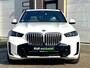 BMW X5 xDrive50e High Executive M Sport / Achteras besturing / Head-UP / Panodak / Luchtvering / Soft Close / Harman-Kardon / Trekhaak / Park Assist Prof / Individual Leder Merino / Zwarte Hemel / 1e Eigenaar!