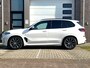 BMW X5 xDrive50e High Executive M Sport / Achteras besturing / Head-UP / Panodak / Luchtvering / Soft Close / Harman-Kardon / Trekhaak / Park Assist Prof / Individual Leder Merino / Zwarte Hemel / 1e Eigenaar!