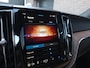 Volvo XC60 2.0 T8 Plug-in hybrid AWD Ultim. Dark | Luchtv. |Pano | HUD | B&W | 20"| Cognac Leer | Vent. + Mass. | Trekh. | Blis |