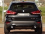 BMW X1 xDrive25i | All Black | HUD | Trekhk. 13P | Keyless "Uitschuifb.A-bank | 25"Nav-scherm
