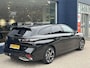 Peugeot 308 SW 1.6 HYbrid 180 Allure Pack Business | Trekhaak 1450KG | Automaat | Navigatie | Dodehoek Detectie | Stoel & Voorruit Verwarming | AGR Stoel | Keyless Entry | 360 Graden Camera | Climate Control | Cruise Control | Full LED Verlichting |