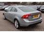 Volvo S60 1.6 T4 Momentum Navigatie, Airco, Cruise control, Auto moet nog gereinigd worden.