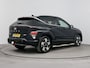 Hyundai Kona Electric BLACK LINE 65.4 kWh | SoH 99%! | TREKHAAK | SIDE BARS | CAMERA | CLIMA | CRUISE ADAPT. | NAVI | 17'' LM VELGEN | UNIEK! | FABRIEKSGARANTIE GELDIG T/M 1-2029! |