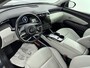 Hyundai Tucson 1.6 T-GDI PHEV PREMIUM 4WD | SoH 98%! | TREKHAAK | CLIMA | CRUISE ADAPT. | 360 CAMERA | NAVI | CHIQUE IVOOR LEDER INTERIEUR | 19'' LM VELGEN | STOEL- & STUURVERWARMING & VERKOELING | ELEKTRISCHE ACHTERKLEP | APPLE CAR PLAY & ANDROID AUTO | FABRIEKSGARANTIE GELDIG T/M 8-2027! |
