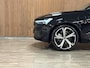 Volvo XC60 T8 AWD Recharge Ultra Dark | Bowers & Wilkins | Luchtvering | Trekhaak | 360° Camera | 455pk | Head-Up Display | Adaptieve Cruise Control | Stoelverwarming voor+achter | Stuurwielverwarming | Schuifdak | Full LED Meesturende koplampen | Pilot Assist | BLIS Dode Hoek Detectie | Black Pack; zwarte logo's voor en achter | Elektrische voorstoelen geheugen | R-Design Contour stoelen met wit stiksel en bies | Zitting verlenging voorstoelen | Lederen dashboard | 21 Inch | Google Infotainment | Keyless Drive | Elektrisch bedienbare achterklep | DAB Radio | Apple Carplay/Android Auto | Alarm Klasse III | Draadloos telefoon opladen | Volvo On Call met mobiele App functie | Onyx Black Metallic |