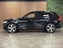 Volvo XC60 T8 AWD Recharge Ultra Dark | Bowers & Wilkins | Luchtvering | Trekhaak | 360° Camera | 455pk | Head-Up Display | Adaptieve Cruise Control | Stoelverwarming voor+achter | Stuurwielverwarming | Schuifdak | Full LED Meesturende koplampen | Pilot Assist | BLIS Dode Hoek Detectie | Black Pack; zwarte logo's voor en achter | Elektrische voorstoelen geheugen | R-Design Contour stoelen met wit stiksel en bies | Zitting verlenging voorstoelen | Lederen dashboard | 21 Inch | Google Infotainment | Keyless Drive | Elektrisch bedienbare achterklep | DAB Radio | Apple Carplay/Android Auto | Alarm Klasse III | Draadloos telefoon opladen | Volvo On Call met mobiele App functie | Onyx Black Metallic |