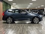 Volvo XC60 T8 AWD Recharge Ultra Bright Long Range | Trekhaak | 360° Camera | Head-Up Display | Harman Kardon | 455pk | Adaptieve Cruise Control | Stoel en stuurwielverwarming | Full LED Meesturende koplampen | Pilot Assist | Google Infotainment | Schuifdak | Elektrische voorstoelen geheugen | Lederen bekleding | Zitting verlenging voorstoelen | Lederen dashboard | 19 Inch | Parkeersensoren voor+achter | Keyless Drive | Elektrisch bedienbare achterklep | DAB Radio | Apple Carplay/Android Auto | Draadloos telefoon opladen | Volvo On Call met mobiele App functie | Denim Blue Metallic |