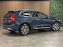 Volvo XC60 T8 AWD Recharge Ultra Bright Long Range | Trekhaak | 360° Camera | Head-Up Display | Harman Kardon | 455pk | Adaptieve Cruise Control | Stoel en stuurwielverwarming | Full LED Meesturende koplampen | Pilot Assist | Google Infotainment | Schuifdak | Elektrische voorstoelen geheugen | Lederen bekleding | Zitting verlenging voorstoelen | Lederen dashboard | 19 Inch | Parkeersensoren voor+achter | Keyless Drive | Elektrisch bedienbare achterklep | DAB Radio | Apple Carplay/Android Auto | Draadloos telefoon opladen | Volvo On Call met mobiele App functie | Denim Blue Metallic |