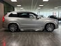 Volvo XC90 T8 AWD Recharge Inscription | Vol! | Bowers & Wilkins | Luchtvering | Stoelventilatie | 360° Camera | Head-Up Display | Stoelmassage | Adaptieve Cruise Control | Standkachel met Volvo On Call App | Stoelverwarming voor+achter | Stuurwielverwarming | Schuifdak | Full LED Meesturende koplampen | Pilot Assist | BLIS Dode Hoek Detectie | Elektrische voorstoelen geheugen | Nappa Lederen bekleding | Zitting verlenging voorstoelen | Lederen Dashboard | Keyless Drive | Parkeersensoren voor+achter | Privacy Glass | Geïntegreerd kinderzitje achterin | Elektrisch bedienbare achterklep | Geïntegreerde zongordijnen achterportieren | Verlichte instaplijsten | 7-Persoons | 4-Zone Climate Control | Alarm Klasse III | DAB Radio | Apple Carplay/Android Auto | Volvo On Call met mobiele App functie | Bright Silver Metallic |