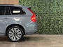 Volvo XC90 T8 AWD Recharge Plus Dark Long Range | Harman Kardon | All Season banden | Adaptieve Cruise Control | 455pk | Standkachel met Volvo On Call App | Stoelverwarming voor+achter | Stuurwielverwarming | Pilot Assist | BLIS Dode Hoek Detectie | Google Infotainment | Parkeercamera | Elektrische voorstoelen geheugen | Lederen bekleding | Zitting verlenging voorstoelen | Lederen dashboard | 20 Inch | Keyless Drive | Parkeersensoren voor+achter | Privacy Glass | Elektrisch bedienbare achterklep | Geïntegreerd kinderzitje achterin | Geïntegreerde zongordijnen achterportieren | Verlichte instaplijsten | 7-Persoons | 4-Zone Climate Control | DAB Radio | Apple Carplay/Android Auto | Draadloos telefoon opladen | Volvo On Call met mobiele App functie | Thunder Grey Metallic |