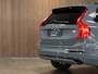Volvo XC90 T8 AWD Recharge Plus Dark Long Range | Harman Kardon | All Season banden | Adaptieve Cruise Control | 455pk | Standkachel met Volvo On Call App | Stoelverwarming voor+achter | Stuurwielverwarming | Pilot Assist | BLIS Dode Hoek Detectie | Google Infotainment | Parkeercamera | Elektrische voorstoelen geheugen | Lederen bekleding | Zitting verlenging voorstoelen | Lederen dashboard | 20 Inch | Keyless Drive | Parkeersensoren voor+achter | Privacy Glass | Elektrisch bedienbare achterklep | Geïntegreerd kinderzitje achterin | Geïntegreerde zongordijnen achterportieren | Verlichte instaplijsten | 7-Persoons | 4-Zone Climate Control | DAB Radio | Apple Carplay/Android Auto | Draadloos telefoon opladen | Volvo On Call met mobiele App functie | Thunder Grey Metallic |