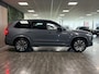Volvo XC90 T8 AWD Recharge Plus Dark Long Range | Harman Kardon | All Season banden | Adaptieve Cruise Control | 455pk | Standkachel met Volvo On Call App | Stoelverwarming voor+achter | Stuurwielverwarming | Pilot Assist | BLIS Dode Hoek Detectie | Google Infotainment | Parkeercamera | Elektrische voorstoelen geheugen | Lederen bekleding | Zitting verlenging voorstoelen | Lederen dashboard | 20 Inch | Keyless Drive | Parkeersensoren voor+achter | Privacy Glass | Elektrisch bedienbare achterklep | Geïntegreerd kinderzitje achterin | Geïntegreerde zongordijnen achterportieren | Verlichte instaplijsten | 7-Persoons | 4-Zone Climate Control | DAB Radio | Apple Carplay/Android Auto | Draadloos telefoon opladen | Volvo On Call met mobiele App functie | Thunder Grey Metallic |
