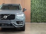 Volvo XC90 T8 AWD Recharge Plus Dark Long Range | Harman Kardon | All Season banden | Adaptieve Cruise Control | 455pk | Standkachel met Volvo On Call App | Stoelverwarming voor+achter | Stuurwielverwarming | Pilot Assist | BLIS Dode Hoek Detectie | Google Infotainment | Parkeercamera | Elektrische voorstoelen geheugen | Lederen bekleding | Zitting verlenging voorstoelen | Lederen dashboard | 20 Inch | Keyless Drive | Parkeersensoren voor+achter | Privacy Glass | Elektrisch bedienbare achterklep | Geïntegreerd kinderzitje achterin | Geïntegreerde zongordijnen achterportieren | Verlichte instaplijsten | 7-Persoons | 4-Zone Climate Control | DAB Radio | Apple Carplay/Android Auto | Draadloos telefoon opladen | Volvo On Call met mobiele App functie | Thunder Grey Metallic |
