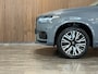 Volvo XC90 T8 AWD Recharge Plus Dark Long Range | Harman Kardon | All Season banden | Adaptieve Cruise Control | 455pk | Standkachel met Volvo On Call App | Stoelverwarming voor+achter | Stuurwielverwarming | Pilot Assist | BLIS Dode Hoek Detectie | Google Infotainment | Parkeercamera | Elektrische voorstoelen geheugen | Lederen bekleding | Zitting verlenging voorstoelen | Lederen dashboard | 20 Inch | Keyless Drive | Parkeersensoren voor+achter | Privacy Glass | Elektrisch bedienbare achterklep | Geïntegreerd kinderzitje achterin | Geïntegreerde zongordijnen achterportieren | Verlichte instaplijsten | 7-Persoons | 4-Zone Climate Control | DAB Radio | Apple Carplay/Android Auto | Draadloos telefoon opladen | Volvo On Call met mobiele App functie | Thunder Grey Metallic |