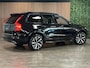 Volvo XC90 T8 AWD Recharge R-Design | Trekhaak | 360° Camera | Schuifdak | Harman Kardon | Adaptieve Cruise Control | Standkachel met Volvo On Call App | Stoelverwarming voor+achter | Stuurwielverwarming | 20 Inch | Pilot Assist | BLIS Dode Hoek Detectie | Lederen bekleding | Zitting verlenging voorstoelen | Keyless Drive | Parkeersensoren voor+achter | Privacy Glass | Elektrisch bedienbare achterklep | Draadloos telefoon opladen | DAB Radio | Apple Carplay/Android Auto | Volvo On Call met mobiele App functie | Onyx Black Metallic |