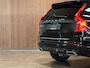 Volvo XC90 T8 AWD Recharge R-Design | Trekhaak | 360° Camera | Schuifdak | Harman Kardon | Adaptieve Cruise Control | Standkachel met Volvo On Call App | Stoelverwarming voor+achter | Stuurwielverwarming | 20 Inch | Pilot Assist | BLIS Dode Hoek Detectie | Lederen bekleding | Zitting verlenging voorstoelen | Keyless Drive | Parkeersensoren voor+achter | Privacy Glass | Elektrisch bedienbare achterklep | Draadloos telefoon opladen | DAB Radio | Apple Carplay/Android Auto | Volvo On Call met mobiele App functie | Onyx Black Metallic |