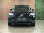 Volvo XC90 T8 AWD Recharge R-Design | Trekhaak | 360° Camera | Schuifdak | Harman Kardon | Adaptieve Cruise Control | Standkachel met Volvo On Call App | Stoelverwarming voor+achter | Stuurwielverwarming | 20 Inch | Pilot Assist | BLIS Dode Hoek Detectie | Lederen bekleding | Zitting verlenging voorstoelen | Keyless Drive | Parkeersensoren voor+achter | Privacy Glass | Elektrisch bedienbare achterklep | Draadloos telefoon opladen | DAB Radio | Apple Carplay/Android Auto | Volvo On Call met mobiele App functie | Onyx Black Metallic |