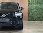 Volvo XC90 T8 AWD Recharge R-Design | Trekhaak | 360° Camera | Schuifdak | Harman Kardon | Adaptieve Cruise Control | Standkachel met Volvo On Call App | Stoelverwarming voor+achter | Stuurwielverwarming | 20 Inch | Pilot Assist | BLIS Dode Hoek Detectie | Lederen bekleding | Zitting verlenging voorstoelen | Keyless Drive | Parkeersensoren voor+achter | Privacy Glass | Elektrisch bedienbare achterklep | Draadloos telefoon opladen | DAB Radio | Apple Carplay/Android Auto | Volvo On Call met mobiele App functie | Onyx Black Metallic |