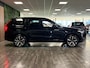 Volvo XC90 T8 AWD Recharge R-Design | Trekhaak | 360° Camera | Schuifdak | Harman Kardon | Adaptieve Cruise Control | Standkachel met Volvo On Call App | Stoelverwarming voor+achter | Stuurwielverwarming | 20 Inch | Pilot Assist | BLIS Dode Hoek Detectie | Lederen bekleding | Zitting verlenging voorstoelen | Keyless Drive | Parkeersensoren voor+achter | Privacy Glass | Elektrisch bedienbare achterklep | Draadloos telefoon opladen | DAB Radio | Apple Carplay/Android Auto | Volvo On Call met mobiele App functie | Onyx Black Metallic |
