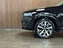Volvo XC90 T8 AWD Recharge R-Design | Trekhaak | 360° Camera | Schuifdak | Harman Kardon | Adaptieve Cruise Control | Standkachel met Volvo On Call App | Stoelverwarming voor+achter | Stuurwielverwarming | 20 Inch | Pilot Assist | BLIS Dode Hoek Detectie | Lederen bekleding | Zitting verlenging voorstoelen | Keyless Drive | Parkeersensoren voor+achter | Privacy Glass | Elektrisch bedienbare achterklep | Draadloos telefoon opladen | DAB Radio | Apple Carplay/Android Auto | Volvo On Call met mobiele App functie | Onyx Black Metallic |