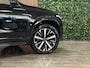 Volvo XC90 T8 AWD Recharge R-Design | Trekhaak | 360° Camera | Schuifdak | Harman Kardon | Adaptieve Cruise Control | Standkachel met Volvo On Call App | Stoelverwarming voor+achter | Stuurwielverwarming | 20 Inch | Pilot Assist | BLIS Dode Hoek Detectie | Lederen bekleding | Zitting verlenging voorstoelen | Keyless Drive | Parkeersensoren voor+achter | Privacy Glass | Elektrisch bedienbare achterklep | Draadloos telefoon opladen | DAB Radio | Apple Carplay/Android Auto | Volvo On Call met mobiele App functie | Onyx Black Metallic |