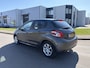 Peugeot 208 1.2 VTi Style 5-Deurs 82 PK. Mooie en zuinige auto van de eerste eigenaar !!! Distributieriem vervangen bij 110.000 KM in december 2023 !!