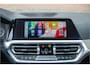 BMW 3-Serie 318i M Sport, Stoelverwarming, Carplay, Alcantara, Sfeerverlichting, DAB+, PDC, Navigatie, Sportstoelen.