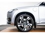 Volvo XC90 2.0 T8 Recharge AWD R-Design Panoramadak - Trekhaak - B&W - Luchtvering - Head up - achterbank verwarmd - Visual Park Assist - Parkeerverwarming met timer - Verwarmbaar stuurwiel -