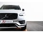 Volvo XC90 2.0 T8 Recharge AWD R-Design Panoramadak - Trekhaak - B&W - Luchtvering - Head up - achterbank verwarmd - Visual Park Assist - Parkeerverwarming met timer - Verwarmbaar stuurwiel -