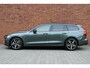 Volvo V60 T6 Plug-in hybrid AWD Plus Dark | Panoramadak | Harman Kardon geluidsysteem | Rondomzicht camera | Hemelbekleding donker | Nappa leder charcoal bekleding | Google services | Getinte ramen | Apple Carplay & Android Auto | Verwarmbare voor- en achterstoelen | Verwarmbaar stuurwiel | Elektrisch verstelbare stoelen met geheugenstanden |
